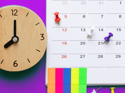 photo d'une horloge sur fond violet à côté un calandrer indiquant une date importante