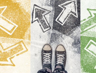 Pieds d'une personne face à différents chemins fléchés